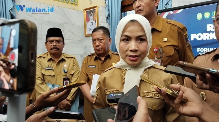 Bupati Serang Ratu Rachamatuzakiyah saat di wawancarai usai menggelar rapat Forkopimda di Pendopo Bupati Serang. Dok. (Ist)