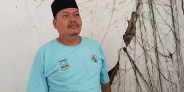 Kepala Desa Mandaya, Samudi saat di wawancarai wartawan di kantornya. Dok (Nurlan)