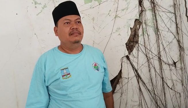 Kepala Desa Mandaya, Samudi saat di wawancarai wartawan di kantornya. Dok (Nurlan)