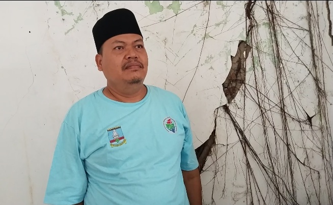 Kepala Desa Mandaya, Samudi saat di wawancarai wartawan di kantornya. Dok (Nurlan)