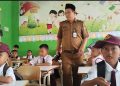 Kepala sekolah saat memberikan pembelajaran kepada siswa siswi di sekolah. Dok. (Nurlan)