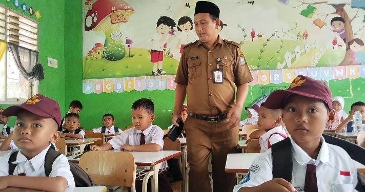 Kepala sekolah saat memberikan pembelajaran kepada siswa siswi di sekolah. Dok. (Nurlan)