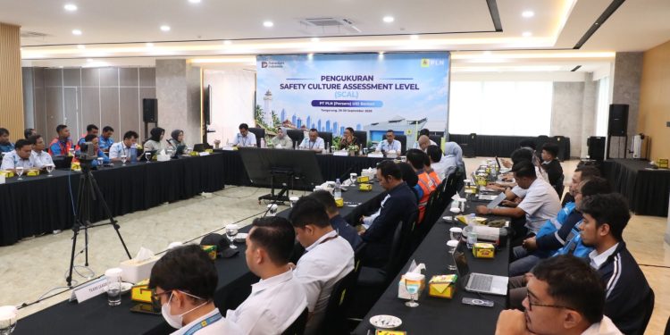 Jajaran Manajemen PLN UID Banten bersama Vice President Strategi dan Tata Kelola Divisi HSSE PT PLN (Persero) Kantor Pusat serta Tim LPPKM FKM UI pada pembukaan Safety Culture Assessment Level (SCAL) di Kantor PLN UID Banten. Dok. (Ist)