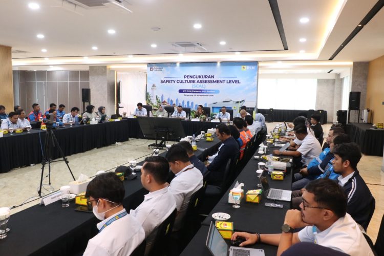 Jajaran Manajemen PLN UID Banten bersama Vice President Strategi dan Tata Kelola Divisi HSSE PT PLN (Persero) Kantor Pusat serta Tim LPPKM FKM UI pada pembukaan Safety Culture Assessment Level (SCAL) di Kantor PLN UID Banten. Dok. (Ist)