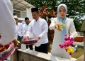 Bupati Serang Ratu Rachmatuzakiyah bersama Wakil Bupati Najib Hamas berziarah ke makam pahlawan. Dok. (Ist)