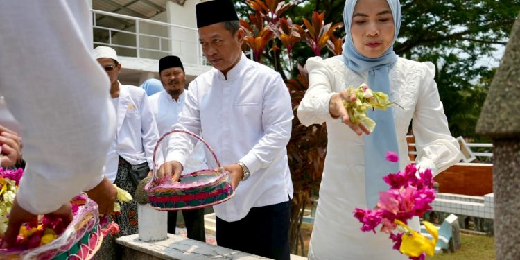 Bupati Serang Ratu Rachmatuzakiyah bersama Wakil Bupati Najib Hamas berziarah ke makam pahlawan. Dok. (Ist)