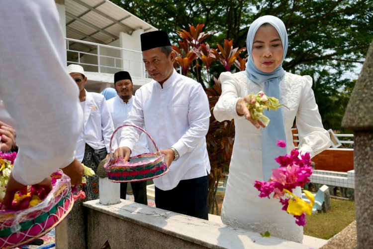 Bupati Serang Ratu Rachmatuzakiyah bersama Wakil Bupati Najib Hamas berziarah ke makam pahlawan. Dok. (Ist)