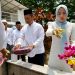 Bupati Serang Ratu Rachmatuzakiyah bersama Wakil Bupati Najib Hamas berziarah ke makam pahlawan. Dok. (Ist)