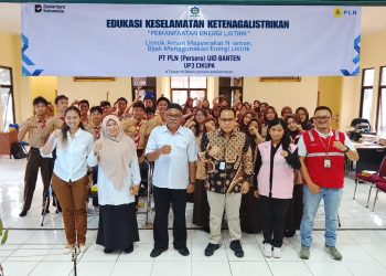 Foto bersama usai kegiatan Edukasi Keselamatan Ketenagalistrikan, Electrifying Lifestyle, dan pengenalan PLN Mobile oleh PLN UP3 Cikupa bersama jajaran SMAN 6 Kabupaten Tangerang. Dok (ist)