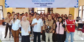 Foto bersama usai kegiatan Edukasi Keselamatan Ketenagalistrikan, Electrifying Lifestyle, dan pengenalan PLN Mobile oleh PLN UP3 Cikupa bersama jajaran SMAN 6 Kabupaten Tangerang. Dok (ist)