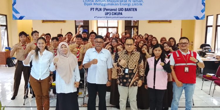 Foto bersama usai kegiatan Edukasi Keselamatan Ketenagalistrikan, Electrifying Lifestyle, dan pengenalan PLN Mobile oleh PLN UP3 Cikupa bersama jajaran SMAN 6 Kabupaten Tangerang. Dok (ist)