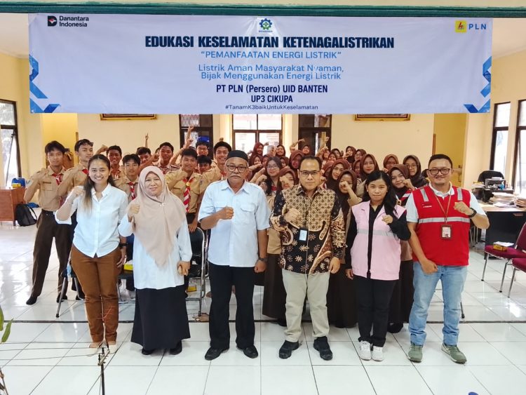 Foto bersama usai kegiatan Edukasi Keselamatan Ketenagalistrikan, Electrifying Lifestyle, dan pengenalan PLN Mobile oleh PLN UP3 Cikupa bersama jajaran SMAN 6 Kabupaten Tangerang. Dok (ist)