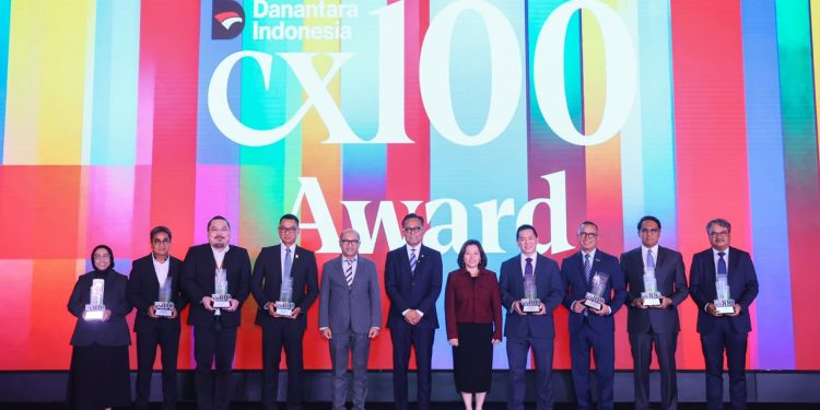 Chief Operating Officer (COO) Badan Pengelola Investasi (BPI) Danantara, Dony Oskaria (tengah) bersama Managing Director Business 2 Danantara Asset Management, Setyanto Hantoro (kelima dari kiri), Managing Director Business 3 Danantara Asset Management, Febriany Eddy (kelima dari kanan), berfoto bersama para penerima penghargaan Danantara Indonesia CX100 Award 2026 termasuk Direktur Utama PLN, Darmawan Prasodjo (keempat dari kiri).