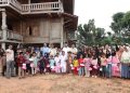 Jajaran manajemen PLN UID Banten bersama pengurus YBM PLN, dan masyarakat berfoto bersama usai penyaluran santunan kepada 70 anak yatim dan dhuafa di Kecamatan Cigeulis, Kabupaten Pandeglang, Dok. (Ist)