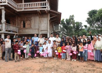 Jajaran manajemen PLN UID Banten bersama pengurus YBM PLN, dan masyarakat berfoto bersama usai penyaluran santunan kepada 70 anak yatim dan dhuafa di Kecamatan Cigeulis, Kabupaten Pandeglang, Dok. (Ist)