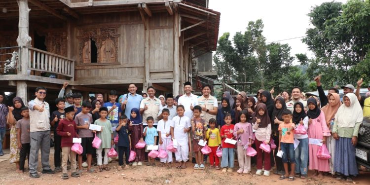 Jajaran manajemen PLN UID Banten bersama pengurus YBM PLN, dan masyarakat berfoto bersama usai penyaluran santunan kepada 70 anak yatim dan dhuafa di Kecamatan Cigeulis, Kabupaten Pandeglang, Dok. (Ist)