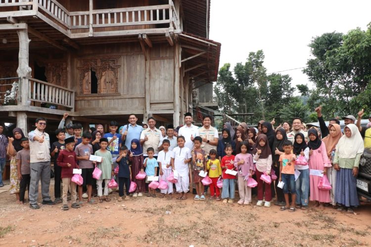 Jajaran manajemen PLN UID Banten bersama pengurus YBM PLN, dan masyarakat berfoto bersama usai penyaluran santunan kepada 70 anak yatim dan dhuafa di Kecamatan Cigeulis, Kabupaten Pandeglang, Dok. (Ist)