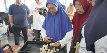 Warga Kampung ProKlim Mawar, Kelurahan Sukasari, Kota Tangerang, Berhasil Mengolah Sampah Organik Menjadi Kompos untuk Tanaman. Dok. (Ist)
