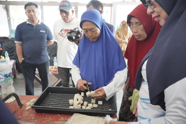 Warga Kampung ProKlim Mawar, Kelurahan Sukasari, Kota Tangerang, Berhasil Mengolah Sampah Organik Menjadi Kompos untuk Tanaman. Dok. (Ist)