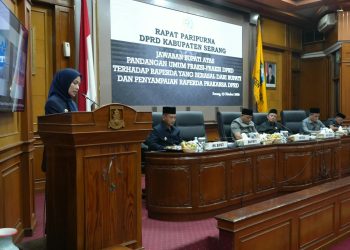 Bupati Serang Ratu Rachmatuzakiyah saat memberikan jawaban atas pandangan Fraksi DPRD Kabupaten Serang terkait Raperda penataan ruang dan aset daerah. Dok. (Ist)