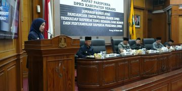 Bupati Serang Ratu Rachmatuzakiyah saat memberikan jawaban atas pandangan Fraksi DPRD Kabupaten Serang terkait Raperda penataan ruang dan aset daerah. Dok. (Ist)