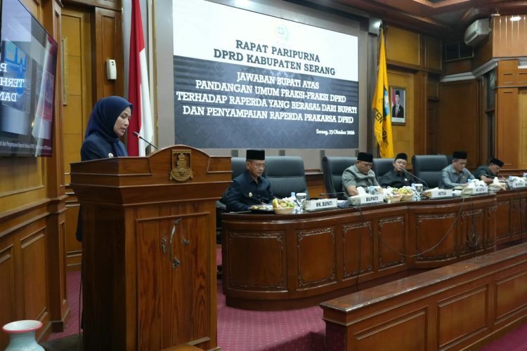 Bupati Serang Ratu Rachmatuzakiyah saat memberikan jawaban atas pandangan Fraksi DPRD Kabupaten Serang terkait Raperda penataan ruang dan aset daerah. Dok. (Ist)