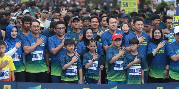 Gubernur Banten Andra Soni bersama General Manager PLN UID Banten Tonny Bellamy, jajaran pemerintah daerah, dan tamu undangan mengikuti rangkaian pembukaan PLN Mobile Jawara Run 2026. Doc. (Ist)