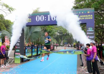Irsan, pelari asal Sulawesi, berhasil menjadi finisher pertama dalam ajang Jawara Run 2026 yang diselenggarakan oleh PLN UID Banten. Momen penuh kebanggaan ini menjadi puncak perjuangannya setelah menempuh perjalanan jauh demi mengikuti salah satu ajang lari bergengsi di Banten. Dok. (Ist)