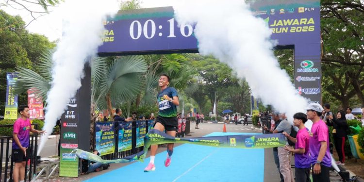 Irsan, pelari asal Sulawesi, berhasil menjadi finisher pertama dalam ajang Jawara Run 2026 yang diselenggarakan oleh PLN UID Banten. Momen penuh kebanggaan ini menjadi puncak perjuangannya setelah menempuh perjalanan jauh demi mengikuti salah satu ajang lari bergengsi di Banten. Dok. (Ist)