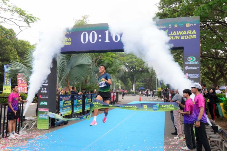 Irsan, pelari asal Sulawesi, berhasil menjadi finisher pertama dalam ajang Jawara Run 2026 yang diselenggarakan oleh PLN UID Banten. Momen penuh kebanggaan ini menjadi puncak perjuangannya setelah menempuh perjalanan jauh demi mengikuti salah satu ajang lari bergengsi di Banten. Dok. (Ist)