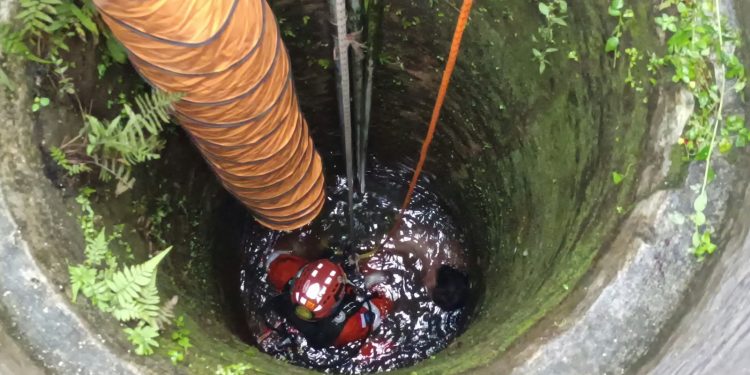 Tim SAR gabungan mengevakuasi korban tercebur kedalam sumur dengan kedalaman 15 meter. Namun korban sudah meninggal dunia. Dok. (Ist)