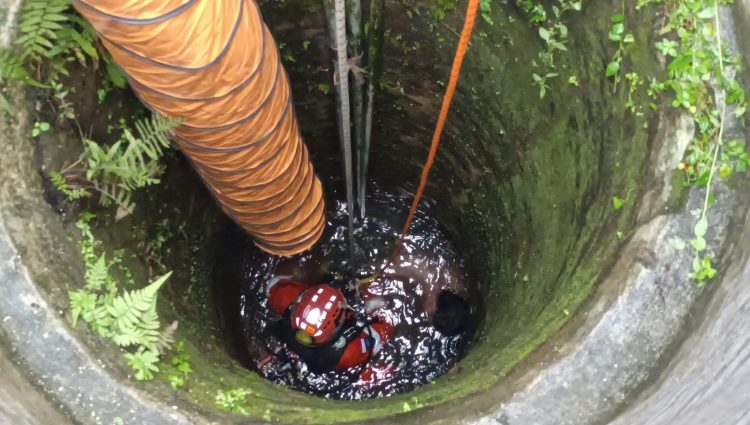 Tim SAR gabungan mengevakuasi korban tercebur kedalam sumur dengan kedalaman 15 meter. Namun korban sudah meninggal dunia. Dok. (Ist)