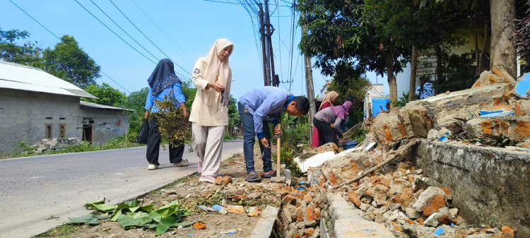 Tembok pagar SDN Pabuaran, Kecamatan Pamarayan, Ambruk setelah diguyur hujan semalaman. Dok. (Ist)