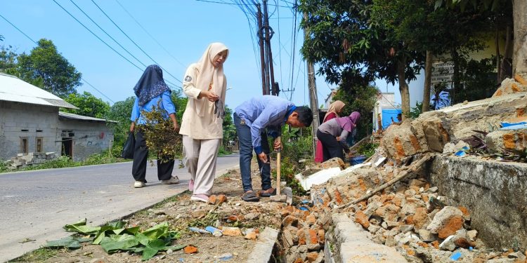 Tembok pagar SDN Pabuaran, Kecamatan Pamarayan, Ambruk setelah diguyur hujan semalaman. Dok. (Ist)
