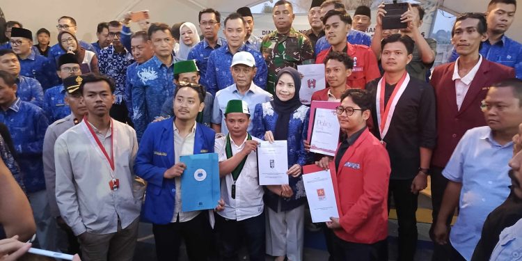 Bupati Serang Ratu Rachmatuzakiyah dan Wabup Serang Najib Hamas beserta Kepala OPD Ajak Mahasiswa berdialog di cafe kotak Kecamatan Kramatwatu. Dok. (Ist)