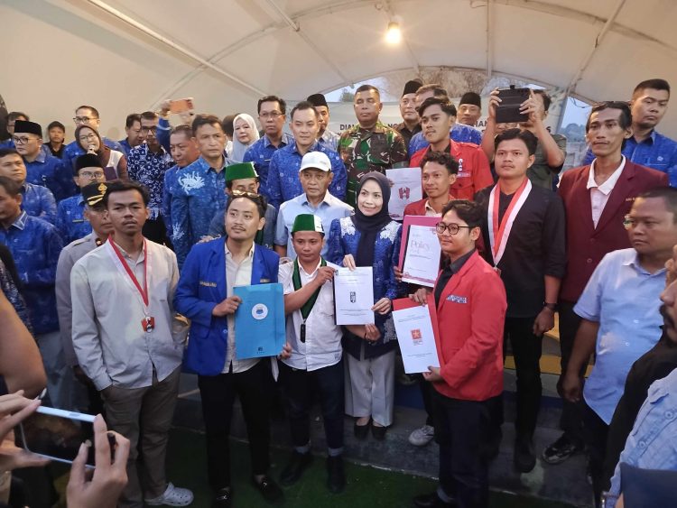 Bupati Serang Ratu Rachmatuzakiyah dan Wabup Serang Najib Hamas beserta Kepala OPD Ajak Mahasiswa berdialog di cafe kotak Kecamatan Kramatwatu. Dok. (Ist)