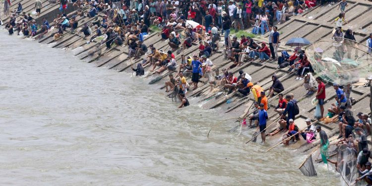 Warga Antusias Sambut Bedolan di Bendungan Pamarayan, Kabupaten Serang, Sabtu, (17/10/2026).