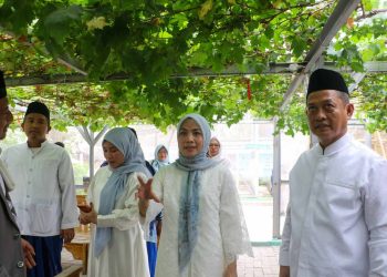 Bupati Serang Ratu Rachmatuzakiyah dan Wakil Bupati Serang Najib Hamas meninjau Agro Eduwisata di Ponpes Al Markaz Waringin Kurung. Dok. (Ist)