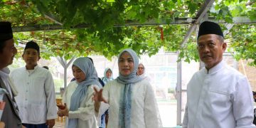 Bupati Serang Ratu Rachmatuzakiyah dan Wakil Bupati Serang Najib Hamas meninjau Agro Eduwisata di Ponpes Al Markaz Waringin Kurung. Dok. (Ist)