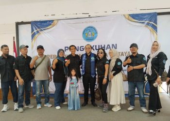 Para Alumni SMA Tirtayasa foto bersama usai pengukuhan ketua Pastirta yang digelar di gedung Kwarda Pramuka Banten, Kota Serang. Dok (Nurlan)