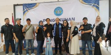 Para Alumni SMA Tirtayasa foto bersama usai pengukuhan ketua Pastirta yang digelar di gedung Kwarda Pramuka Banten, Kota Serang. Dok (Nurlan)