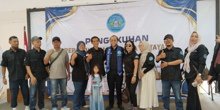 Para Alumni SMA Tirtayasa foto bersama usai pengukuhan ketua Pastirta yang digelar di gedung Kwarda Pramuka Banten, Kota Serang. Dok (Nurlan)