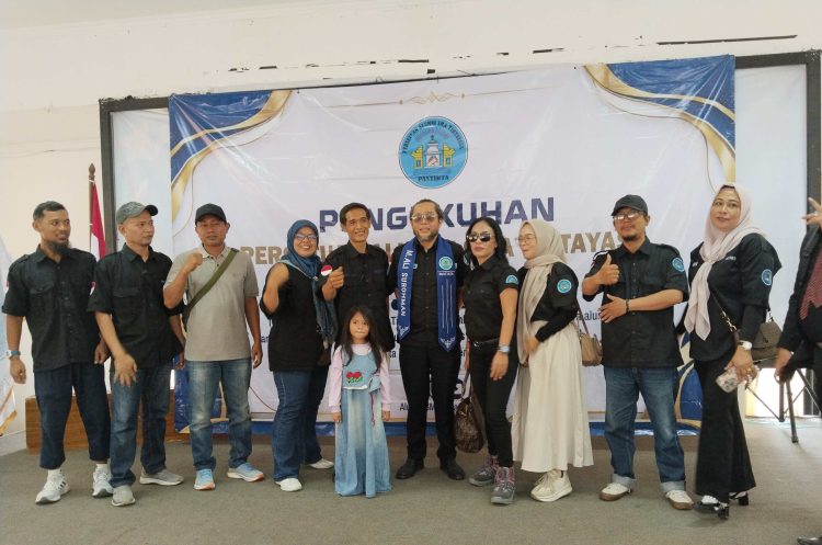 Para Alumni SMA Tirtayasa foto bersama usai pengukuhan ketua Pastirta yang digelar di gedung Kwarda Pramuka Banten, Kota Serang. Dok (Nurlan)