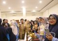 Bupati Serang Ratu Rachmatuzakiyah dan Kepala Dinas Diskoumperkndag serta para UMKM usai diberi pendampingan pembinaan terkait legalitas berusaha. Dok. (Ist)