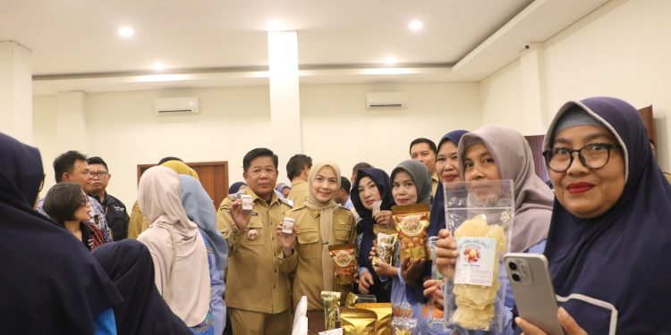 Bupati Serang Ratu Rachmatuzakiyah dan Kepala Dinas Diskoumperkndag serta para UMKM usai diberi pendampingan pembinaan terkait legalitas berusaha. Dok. (Ist)