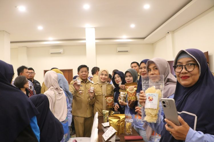 Bupati Serang Ratu Rachmatuzakiyah dan Kepala Dinas Diskoumperkndag serta para UMKM usai diberi pendampingan pembinaan terkait legalitas berusaha. Dok. (Ist)