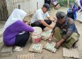 Pengelola Bumdes sedang memanen telur hasil budidaya bebek petelur. Dok (Nurlan)