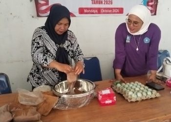 PKK Desa Mandaya membuat olahan telur bebek menjadi telur asin. Dok. (Nurlan)