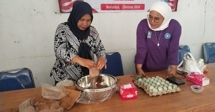 PKK Desa Mandaya membuat olahan telur bebek menjadi telur asin. Dok. (Nurlan)