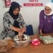 PKK Desa Mandaya membuat olahan telur bebek menjadi telur asin. Dok. (Nurlan)